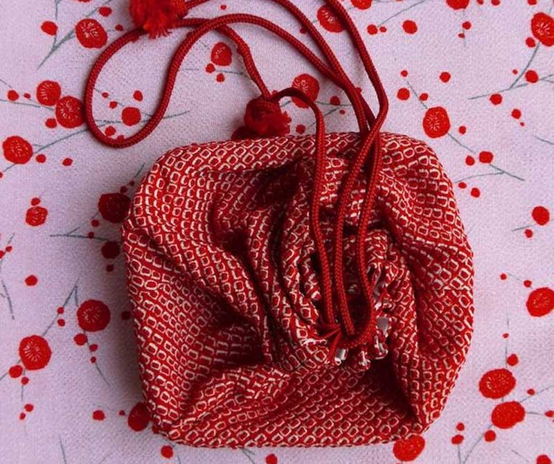 Purse sewn from shibori fabric. (Photo by Cathy Ward)